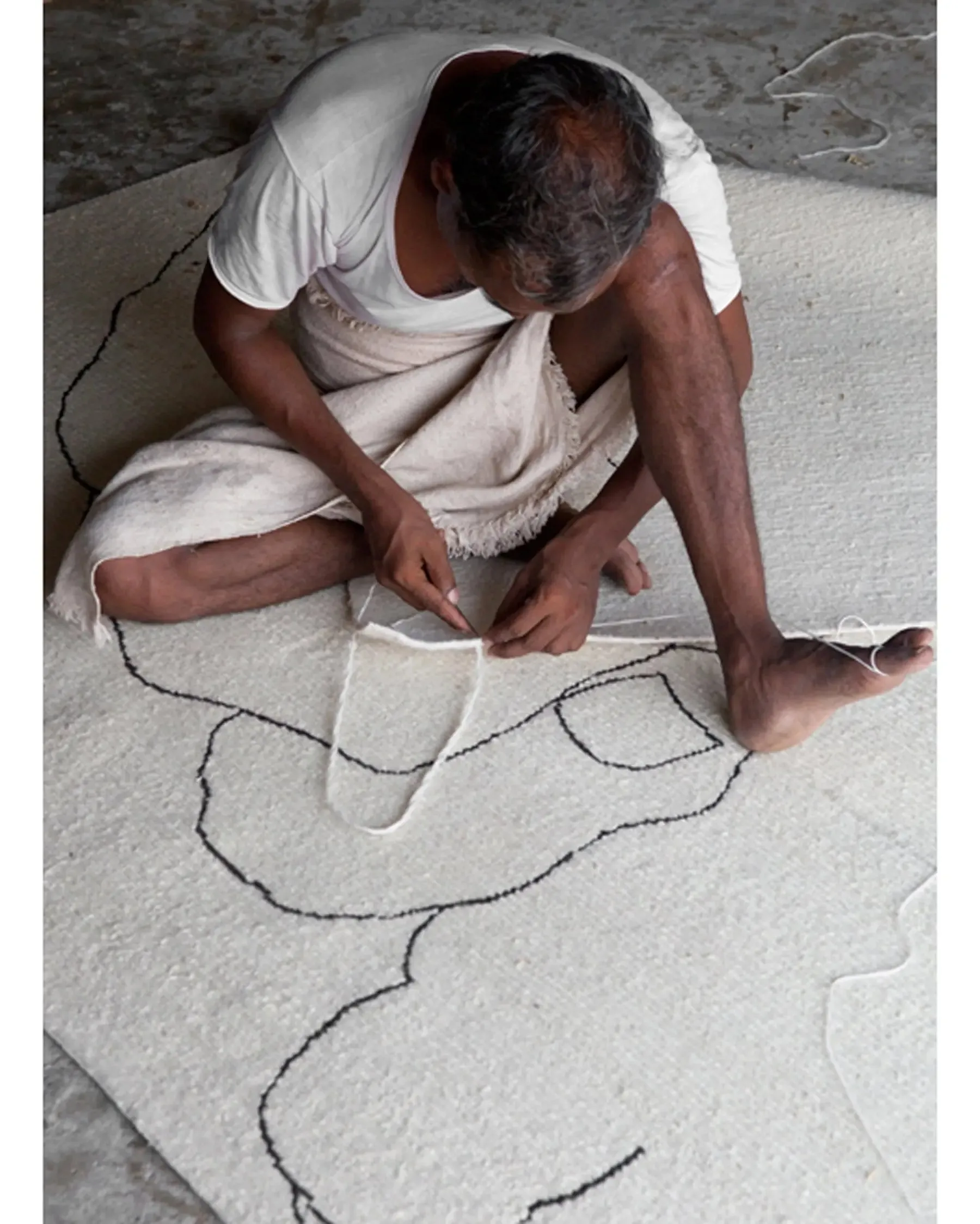 Chillida, Mano 1993 - Rug