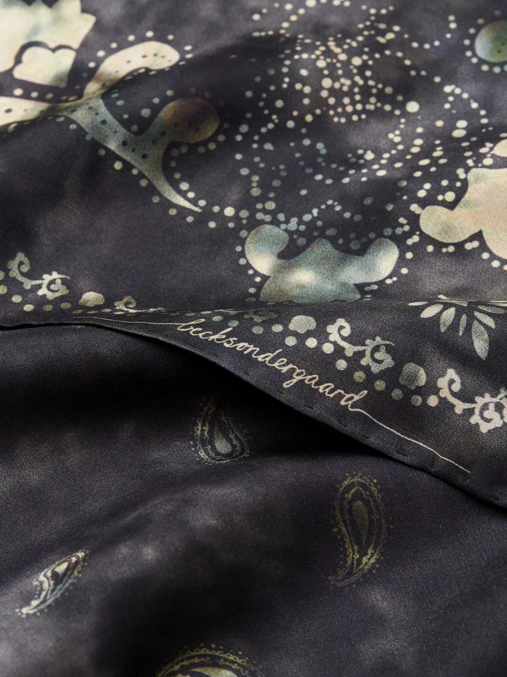 Hetty Sia Scarf