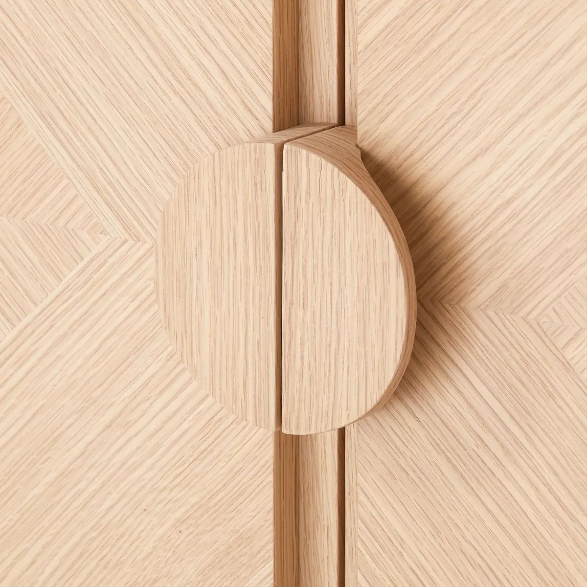 Nolan 4-Door Cabinet / Pristine Oak